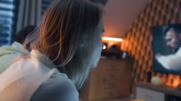 男人和女人在看电视上的动作片图片下载