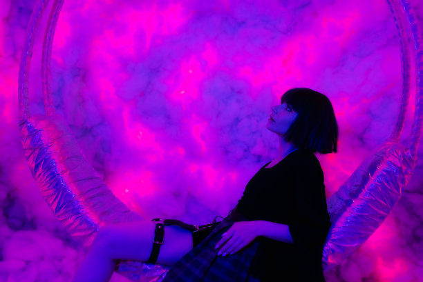 赛博朋克和霓虹灯，小姑娘。梳着黑色短发的赛博朋克女孩。未来的霓虹风格。时髦的年轻女子与亚洲动漫发型图片下载