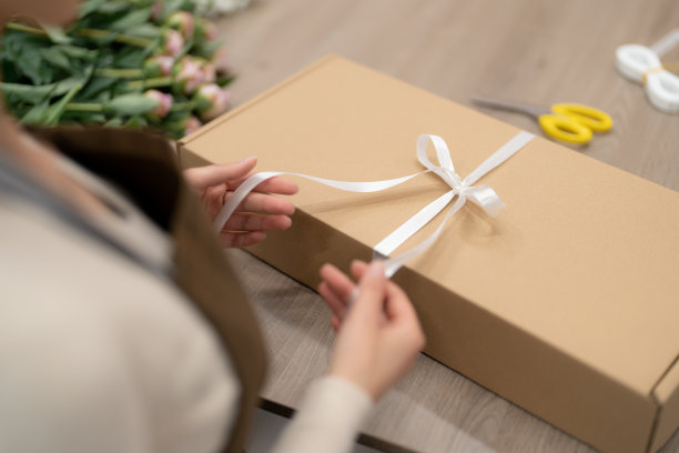 花商工作与花制作一个组成礼物盒图片下载