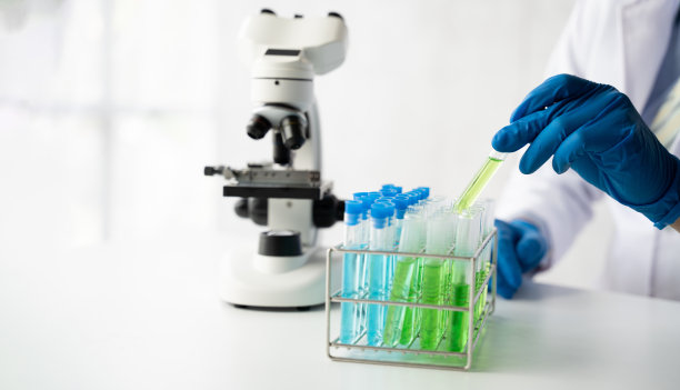 科学家在实验室里工作，医生在实验室里看试管里的透明溶液。图片下载