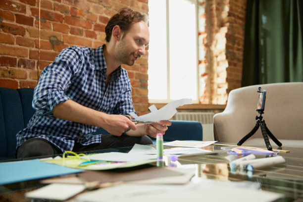 年轻快乐的人举办了一个大师班贴花，羽毛和录音vlog在家庭工作室。爱好和休闲活动。远程培训，在线课程图片下载