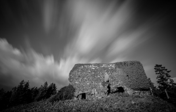 被毁的中世纪城堡和移动的云图片下载