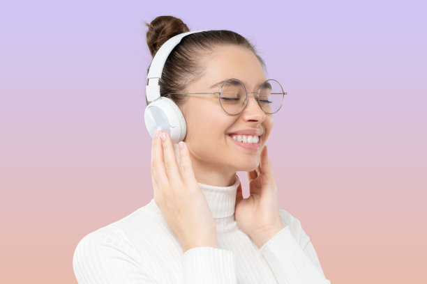 年轻的梦想放松的女人保持眼睛闭着，听着最喜欢的音乐在无线耳机图片下载