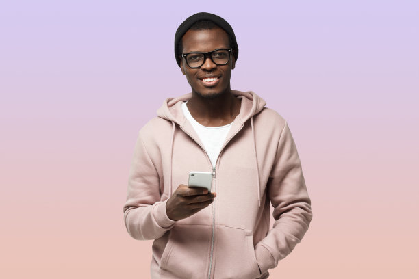 身穿便装、戴着眼镜的非洲裔美国人，紫色背景照片，手持手机图片下载