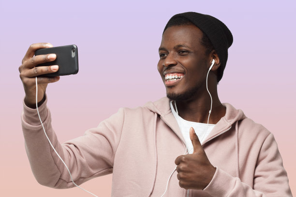 黑色男性的照片孤立在渐变背景，伸展手臂与智能手机自拍图片下载