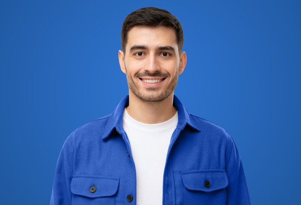 近距离肖像年轻英俊的微笑男子穿着蓝色衬衫和白色t恤图片下载