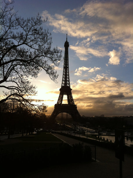 晨光下的埃菲尔铁塔图片下载