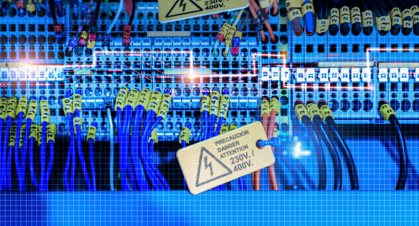 工业工厂机械电气接线图。带有标签和警告标签的接线图。高压电线。自动化机械控制面板。电气控制柜。图片下载