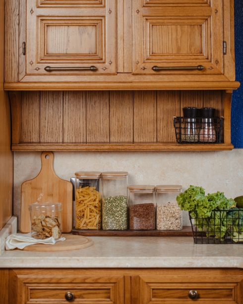 垂直拍摄的厨房台面与香料和配料放在上面图片下载