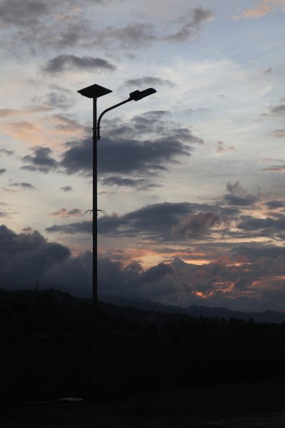 剪影公共街道照明杆与LED灯与惊人的日落色背景图片下载