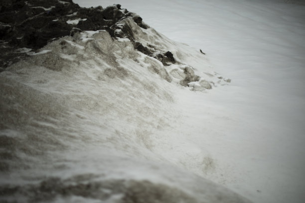 路上有脏雪。冬天的路边。冰块是黑色的。图片下载