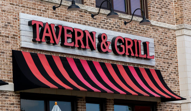 大楼上的酒馆和烧烤标志图片下载