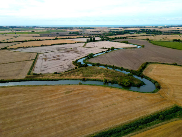 英国肯特郡风景优美的乡村河流航拍照片图片下载