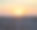 在干燥的农村地区，明亮的橙色太阳落在地平线上的风景照片图片下载