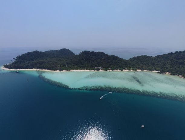 泰国科克拉丹岛的航拍照片，森林和蓝绿色的海洋围绕着蓝天图片下载