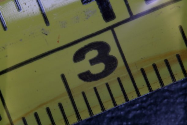 黄色卷尺的特写，表示测量三。第三条黄色胶带。图片下载