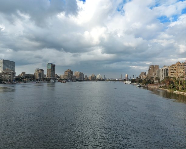 埃及开罗尼罗河上空的多云日落图片下载
