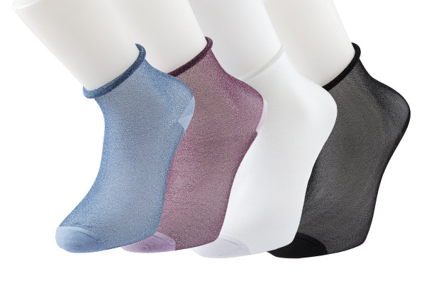 女性腿上的现代时尚薄纱丝袜。裁剪的工作室照片女性的腿在薄纱袜。图片下载