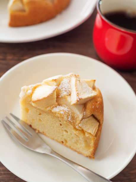 在盘子里放一片自制的苹果蛋糕图片下载