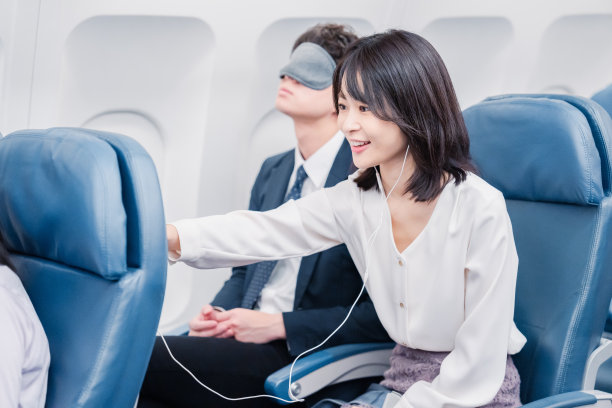 年轻乘客使用机上娱乐图片下载