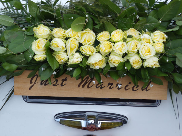 用新婚标志和鲜花装饰蜜月车图片下载
