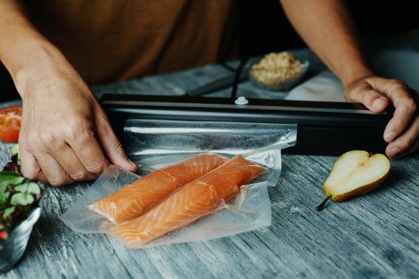 男人真空包装鲑鱼图片下载