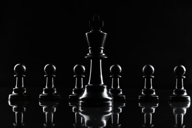 深色背景上的象棋人物特写图片下载