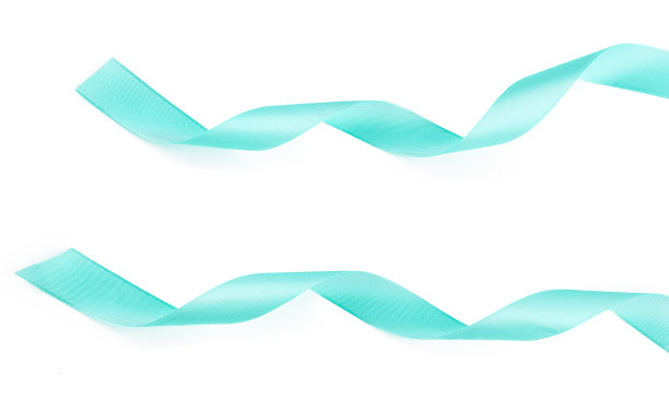 闪亮的缎带在浅柔和的蓝色孤立的白色背景图片下载