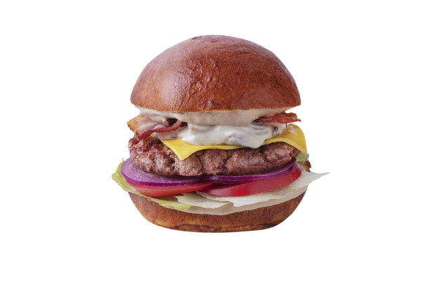 汉堡配肉排、培根、洋葱、蘑菇酱、奶酪、黄瓜、西红柿和沙拉，装在白色盘子里图片下载