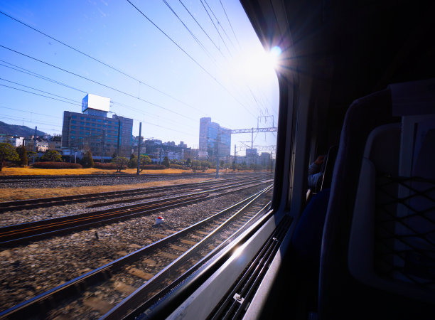 旅行者透过火车窗户看日出。图片下载