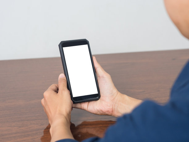 男子抱着手机空白白屏模拟在桌上图片下载
