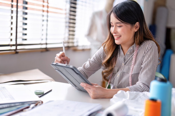 年轻专业服装时尚纺织创意思维设计师图片下载