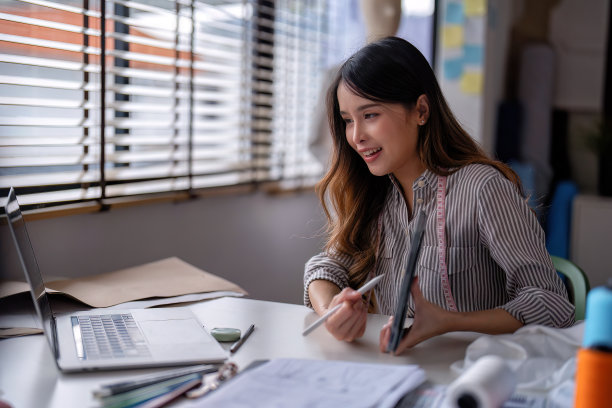 年轻专业服装时尚纺织创意思维设计师图片下载