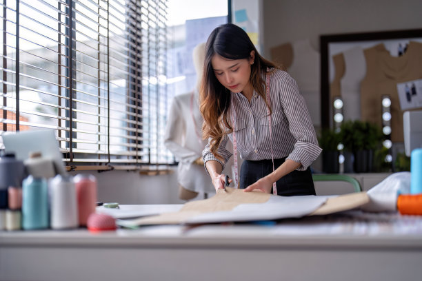 年轻专业服装时尚纺织创意思维设计师图片下载