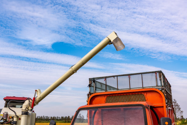农业机械正在运输大米图片下载