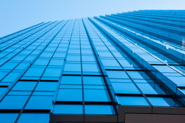 办公大楼的现代玻璃立面。视图从下面。图片下载