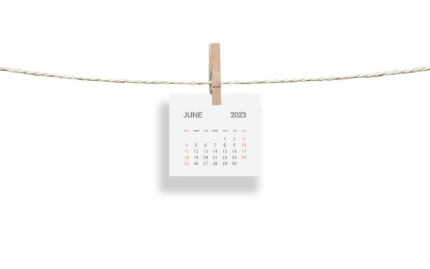 2023年6月日历页挂在白色背景的晒衣绳上图片下载