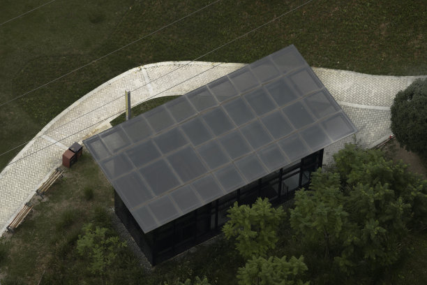 秋天的草地、树木和道路图片下载