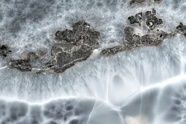 单色现代水彩污渍和油漆污渍插图。图片下载