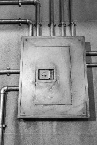 外面墙上有电线的电面板图片下载