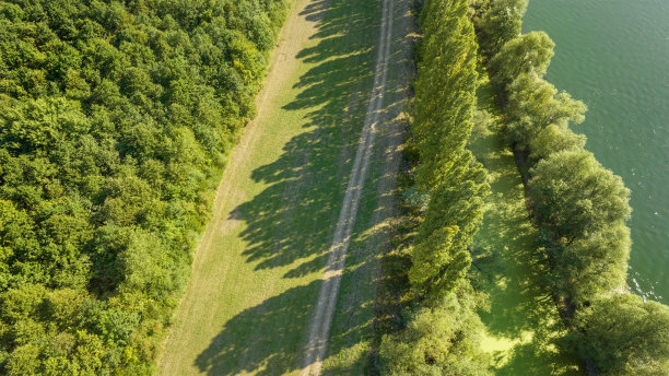 文摘鸟瞰图-农业区，林地和河床图片下载