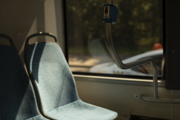 坐在公共汽车。公共交通的细节。蓝色的座位。图片下载