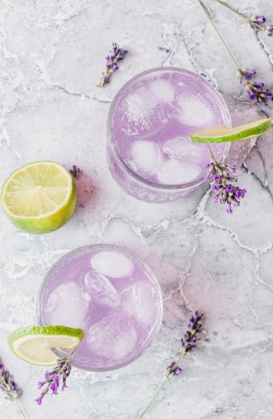 灰色大理石背景，柠檬和薰衣草柠檬水图片下载