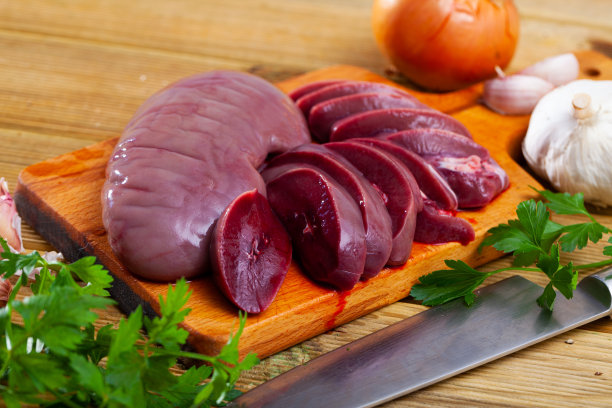 生的猪腰子准备烹调图片下载