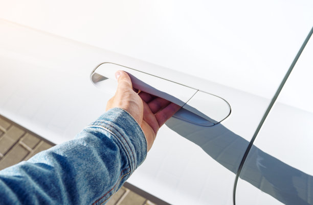 男人的手打开了一辆现代电动汽车的车门。图片下载