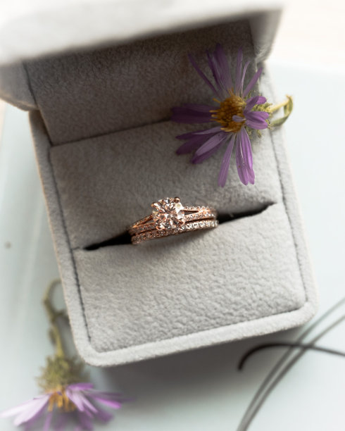 顶视图的订婚戒指在一个珠宝礼品盒。图片下载