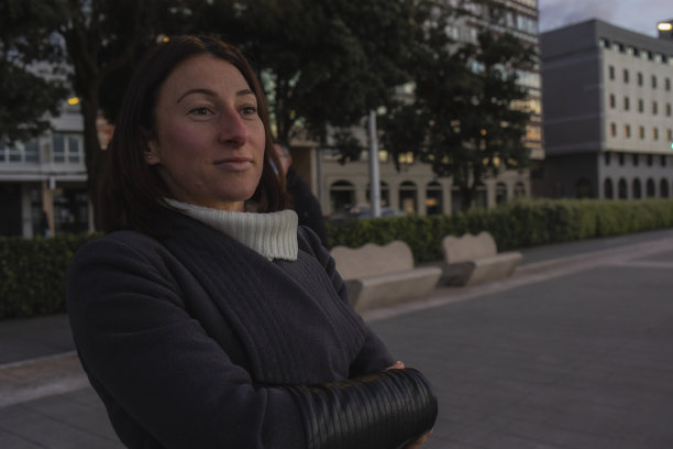 一个女孩在日落时望向远方。图片下载