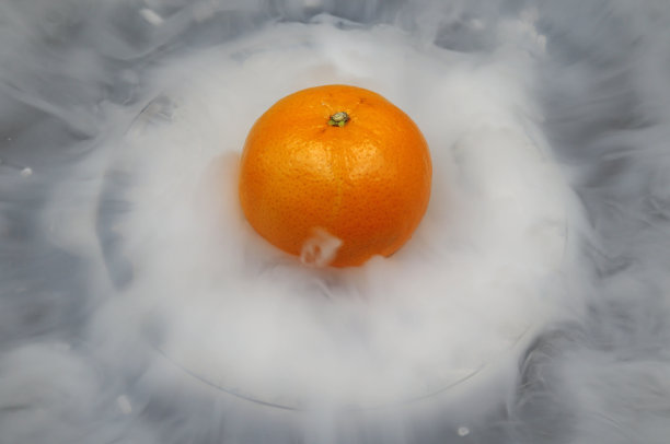 用液氮冷冻橘子，这是高级烹饪。图片下载