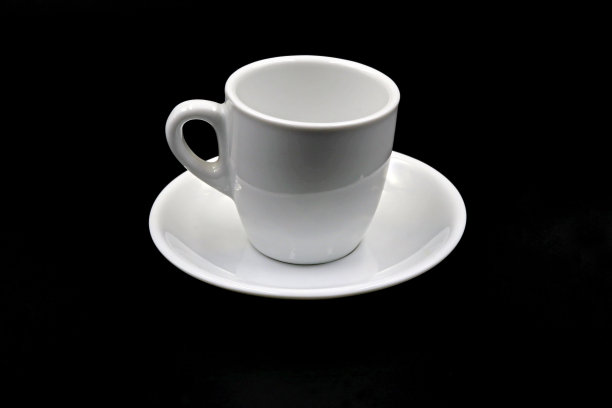 深色背景下的一杯咖啡图片下载