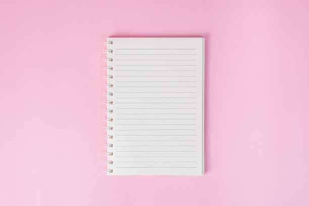 顶视图的形象笔记本上的粉红色背景图片下载